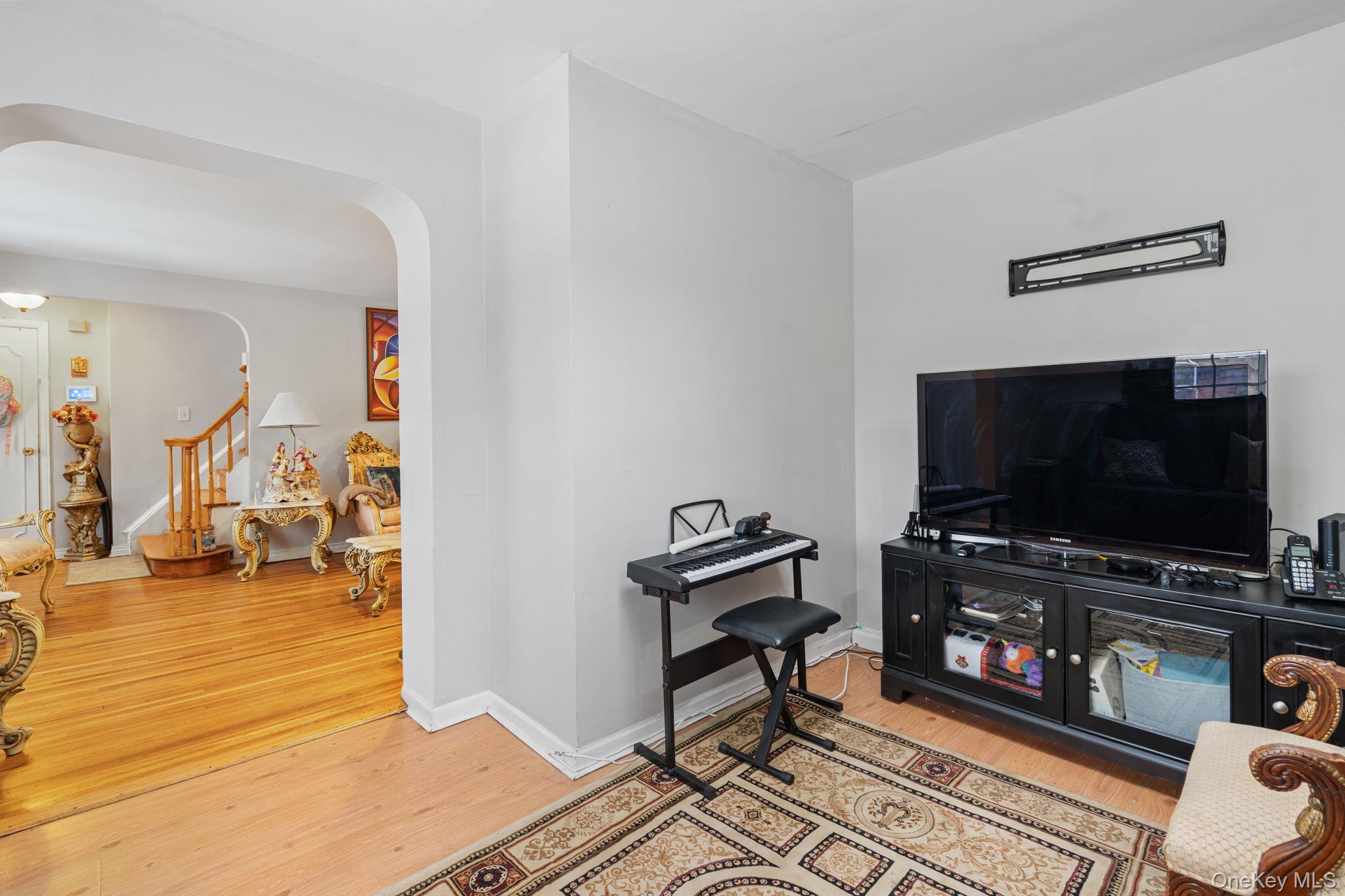 #10 photo, 947 Glenwood Road, Нассау ‖ West Hempstead , NY 11552