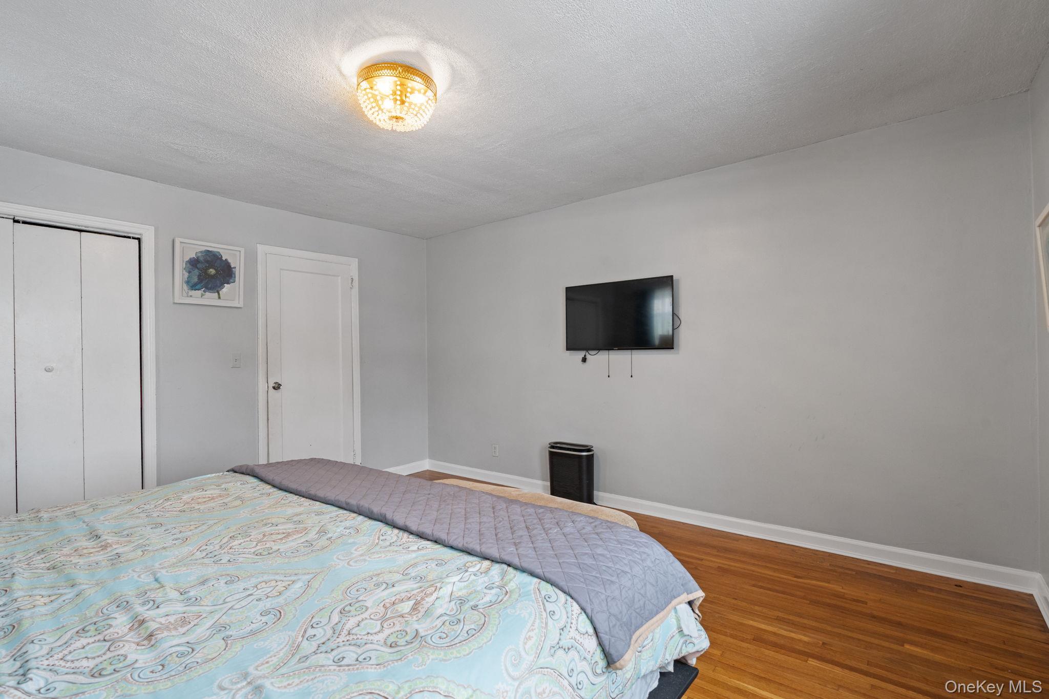 #19 photo, 947 Glenwood Road, Нассау ‖ West Hempstead , NY 11552