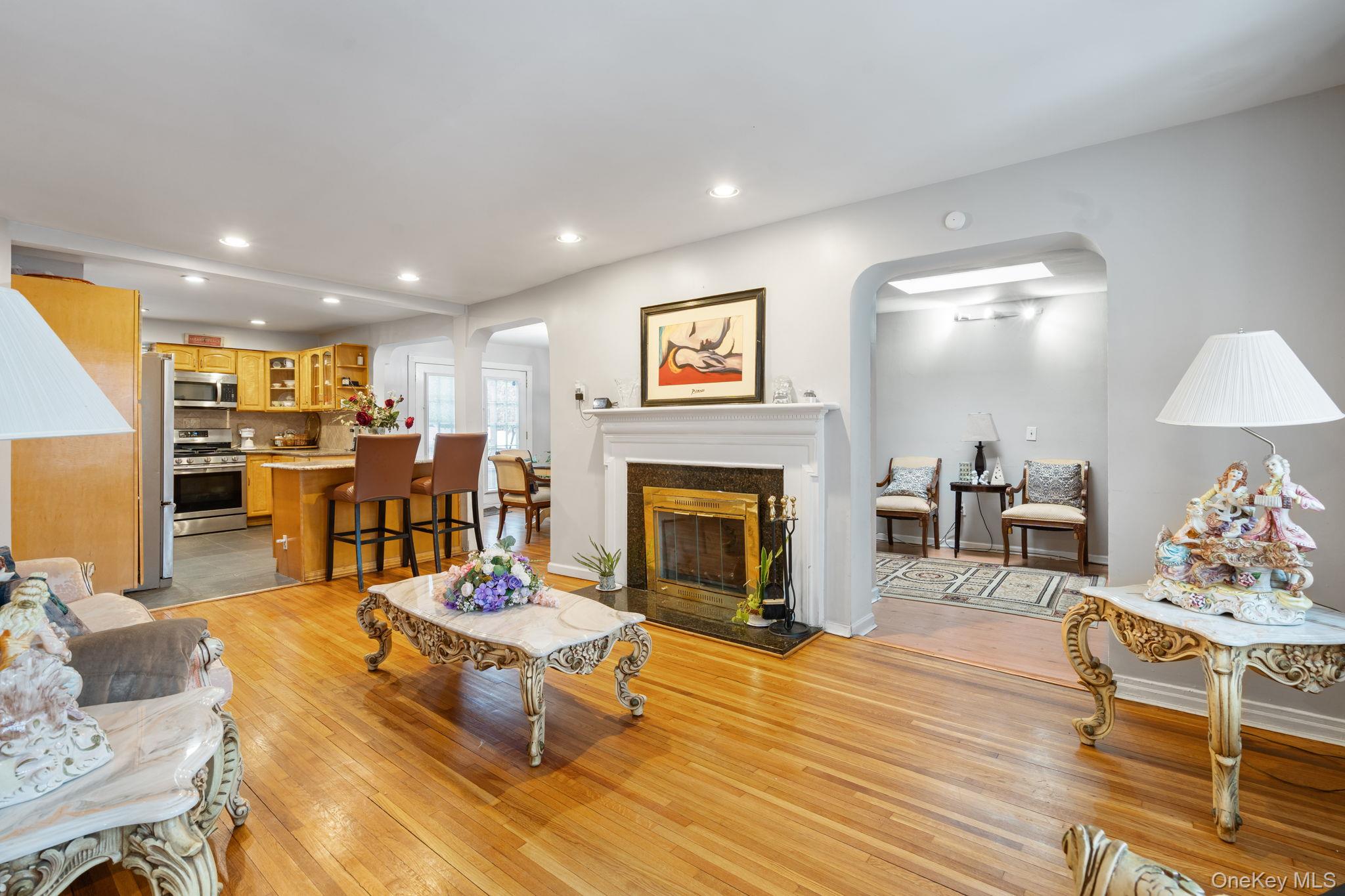 #4 photo, 947 Glenwood Road, Нассау ‖ West Hempstead , NY 11552