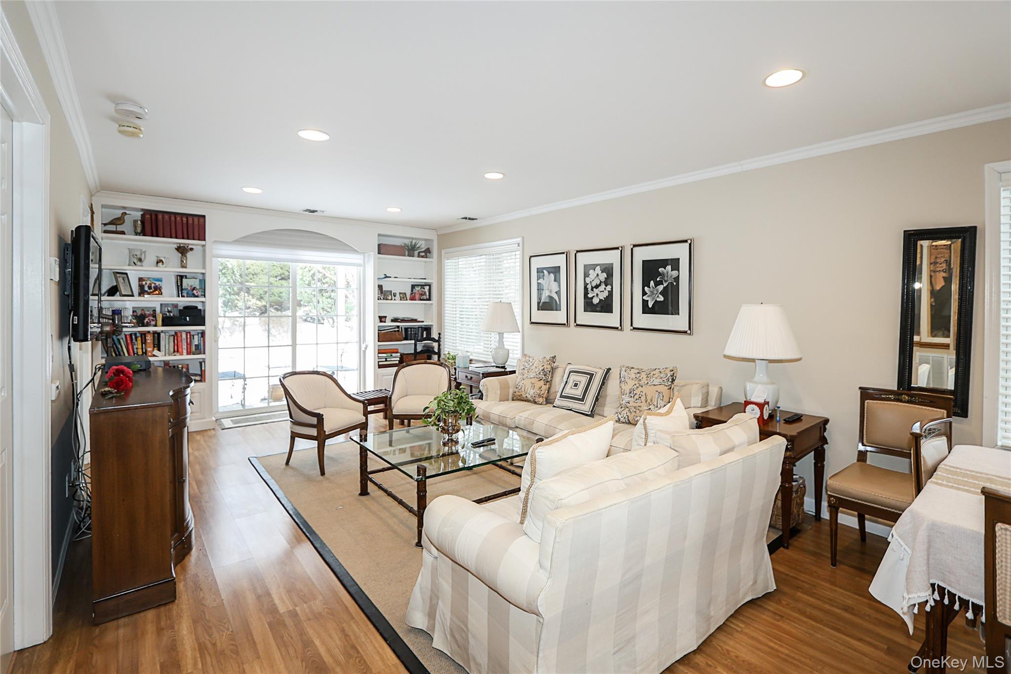 #13 photo, 833 Madeira Boulevard, מחוז סאפוק Melville , NY 11747