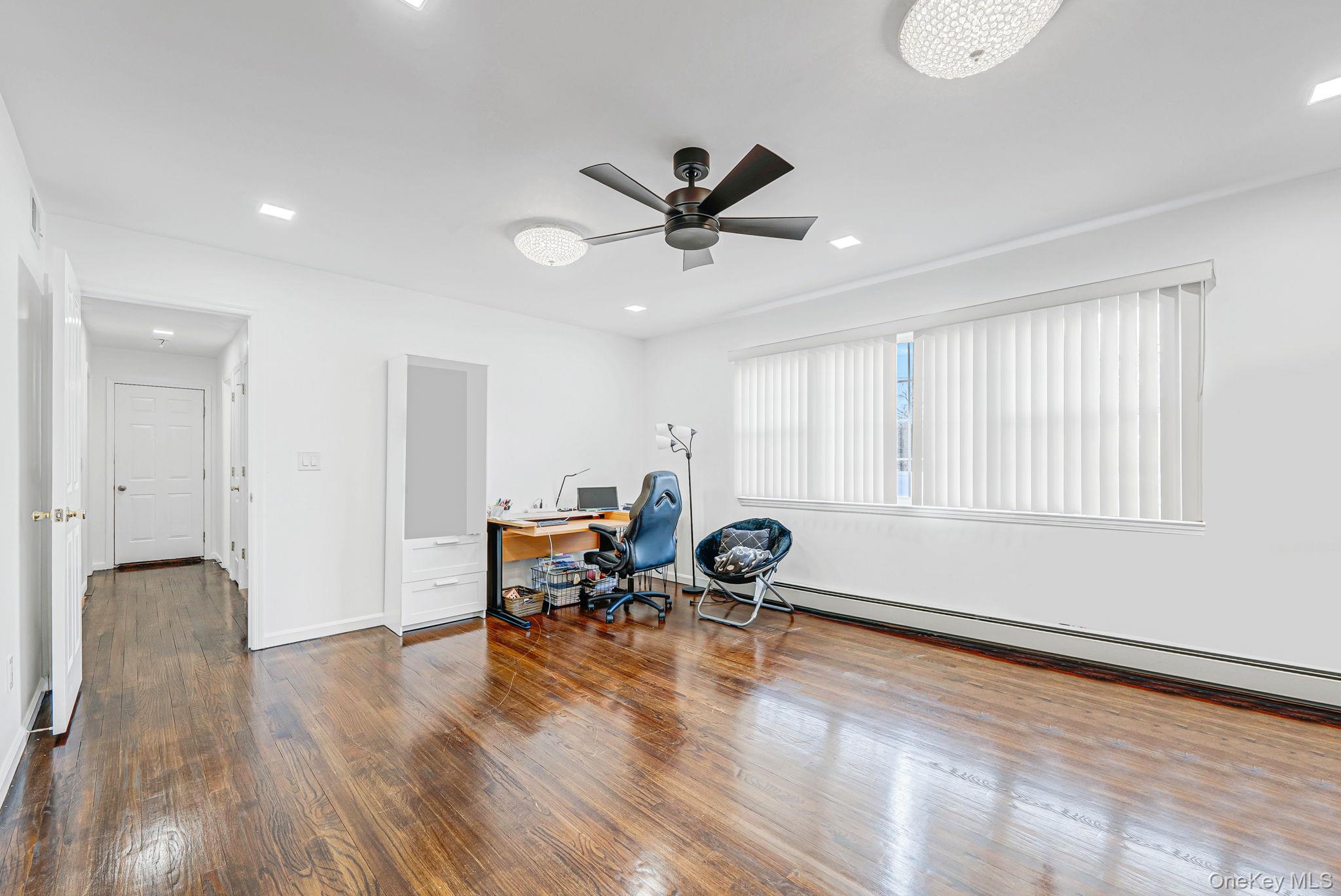 #13 photo, 475 Old Country Road, सफ़ोक काउंटी Huntington Station , NY 11746