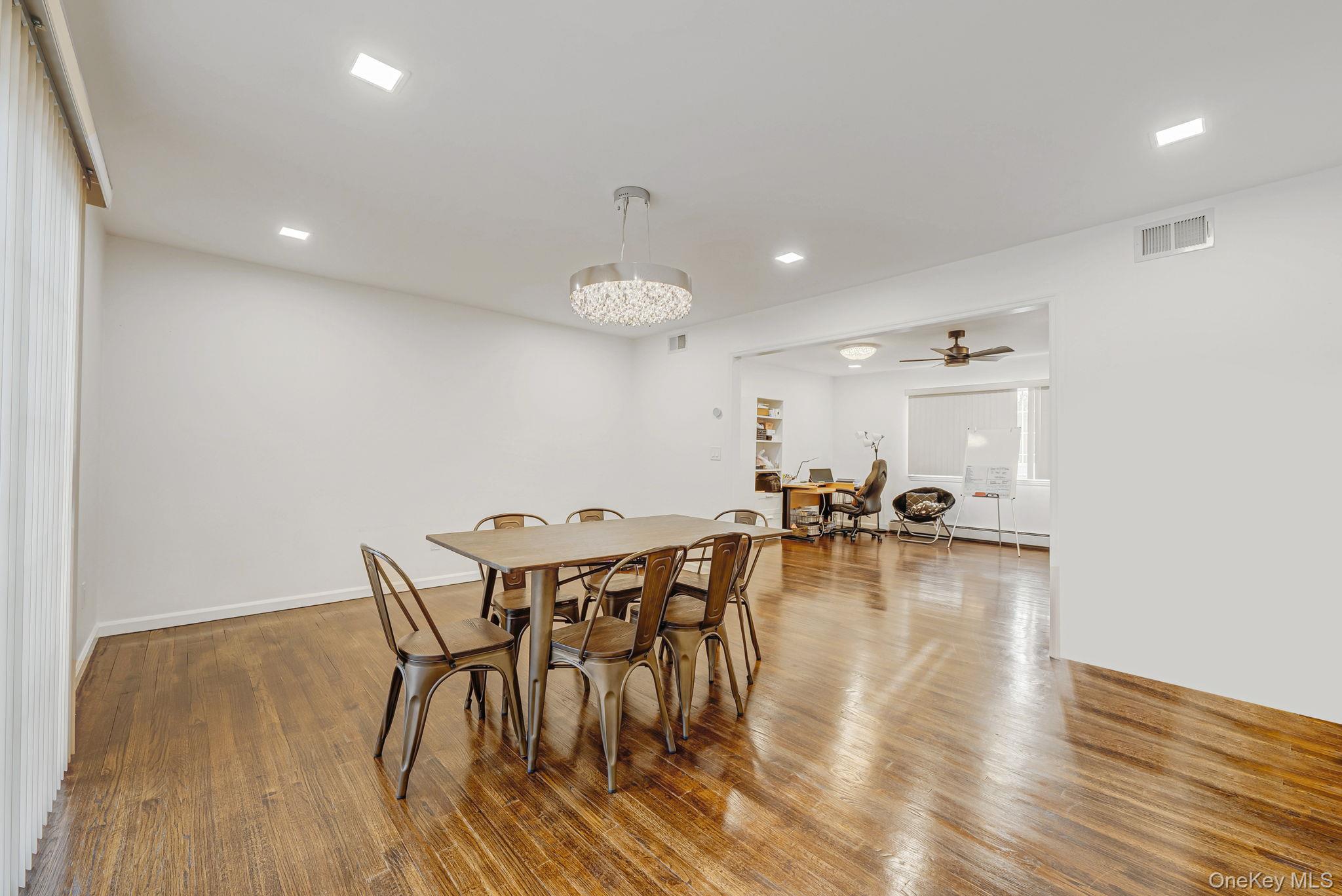 #15 photo, 475 Old Country Road, सफ़ोक काउंटी Huntington Station , NY 11746