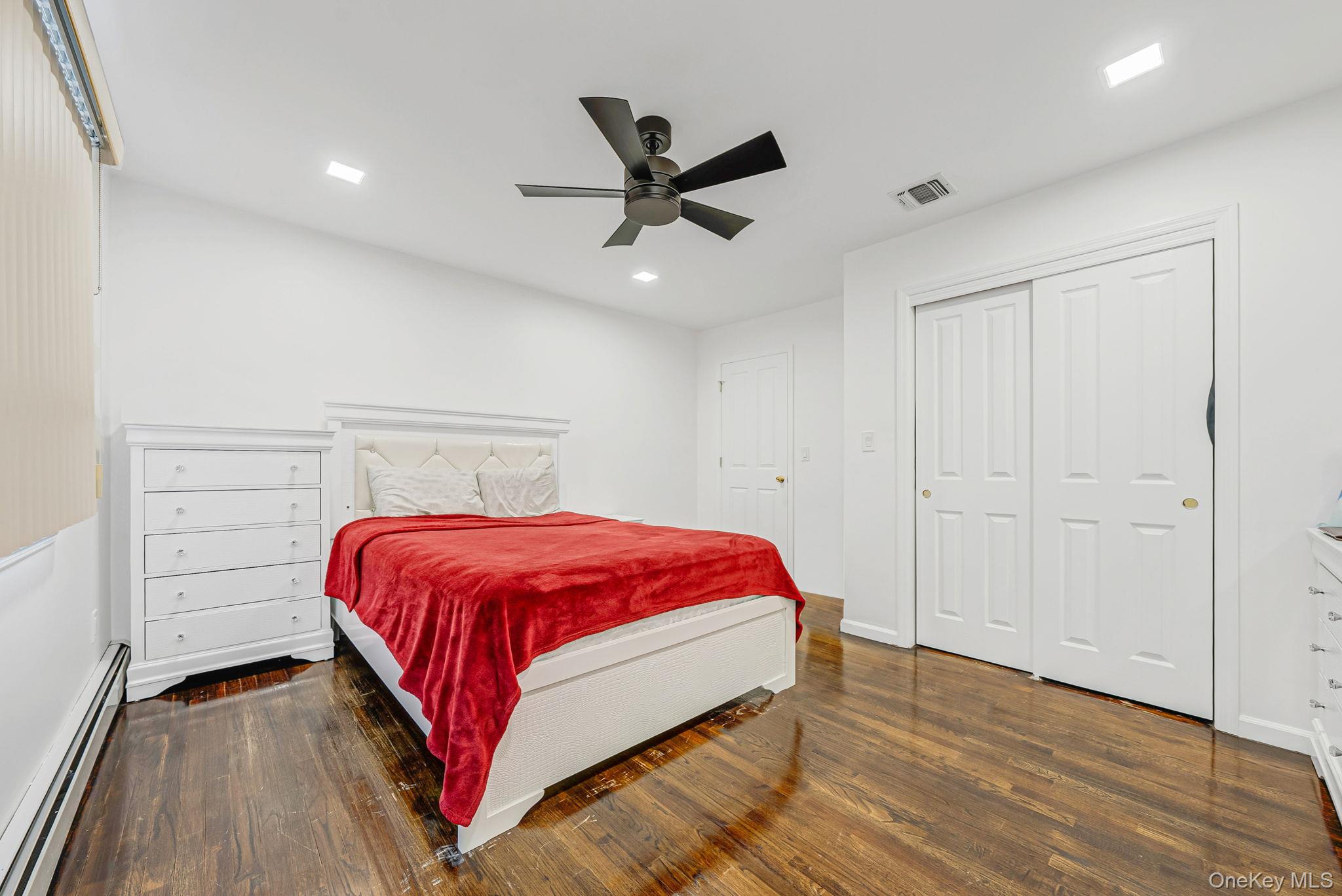 #19 photo, 475 Old Country Road, सफ़ोक काउंटी Huntington Station , NY 11746