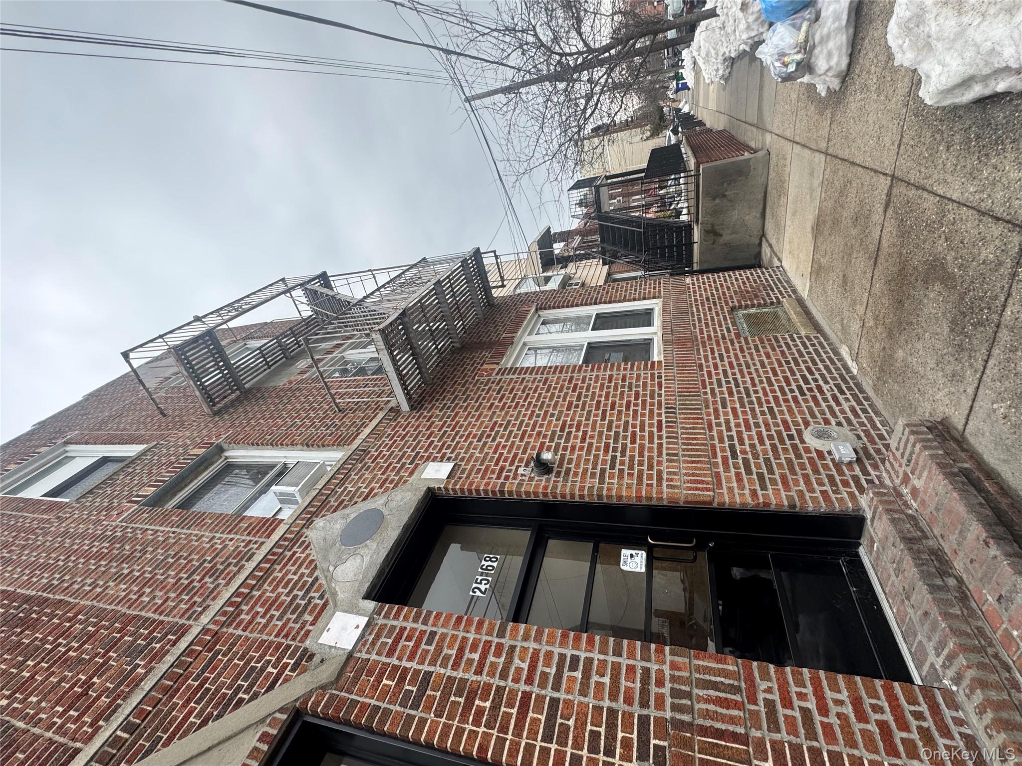 #1 photo, 2568 43rd Street, Куинс ‖ Astoria , NY 11103