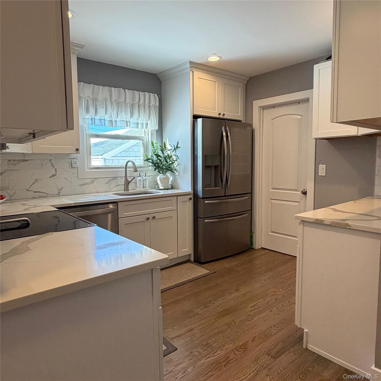 #16 photo, 209 S 11th Street, सफ़ोक काउंटी Lindenhurst , NY 11757