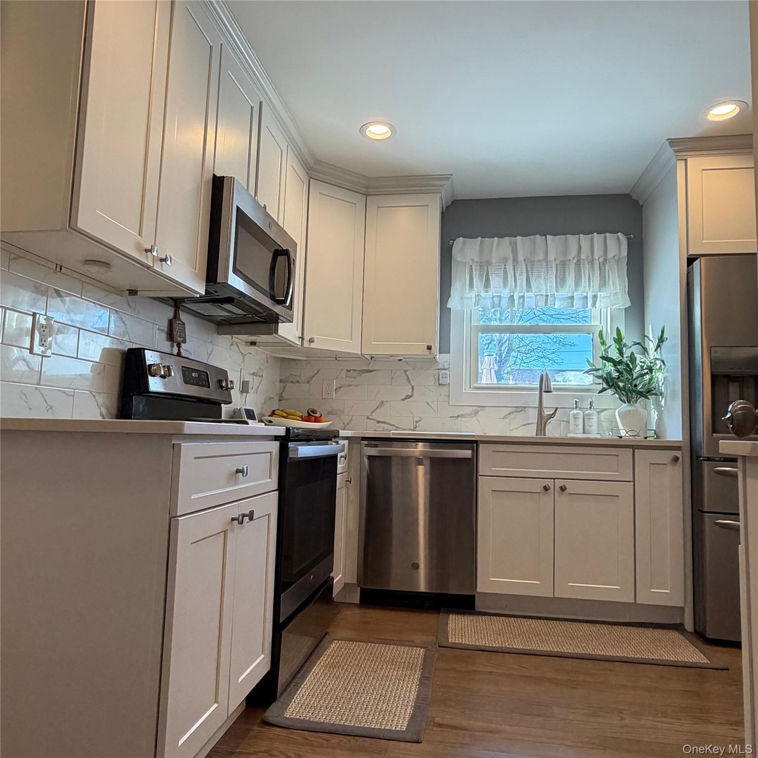 #17 photo, 209 S 11th Street, सफ़ोक काउंटी Lindenhurst , NY 11757