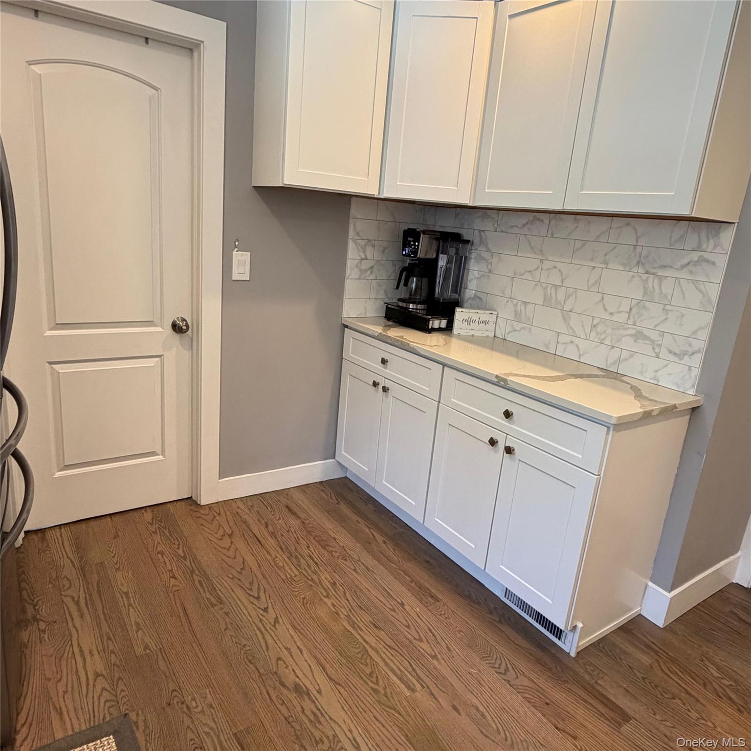 #19 photo, 209 S 11th Street, सफ़ोक काउंटी Lindenhurst , NY 11757