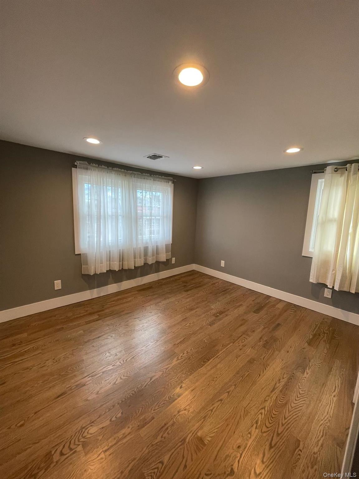 #7 photo, 209 S 11th Street, सफ़ोक काउंटी Lindenhurst , NY 11757