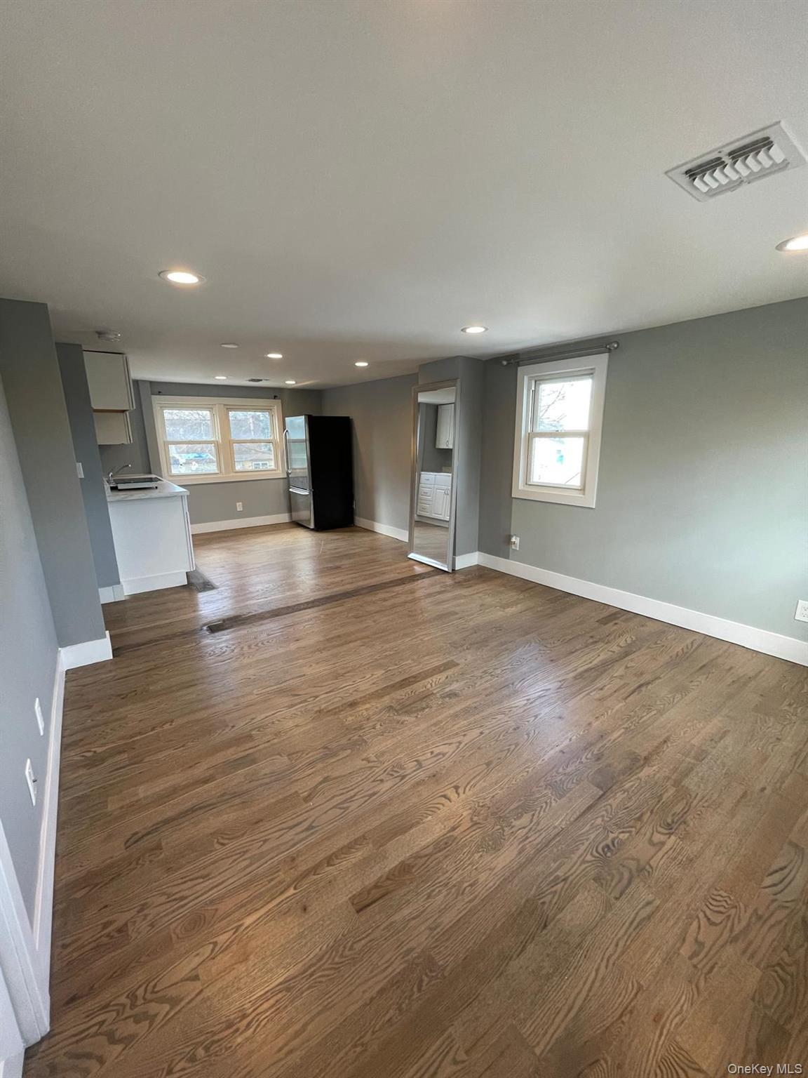 #8 photo, 209 S 11th Street, सफ़ोक काउंटी Lindenhurst , NY 11757