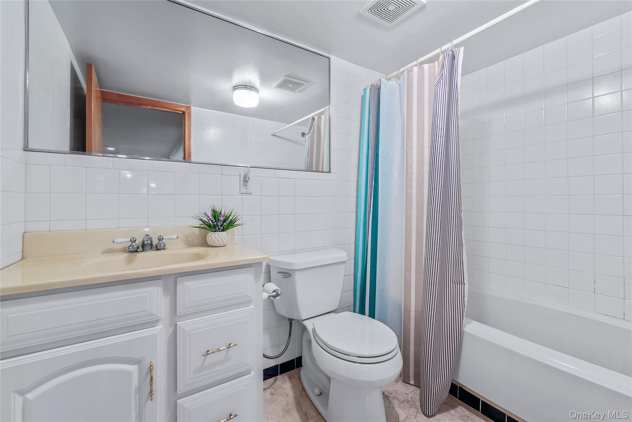 #8 photo, 45-21 Iris Lane, ग्रेट नेक Great Neck , NY 11020