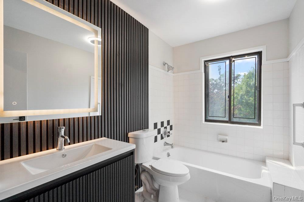 #18 photo, 95 Windsor Gate Drive, New Hyde Park , NY 11040