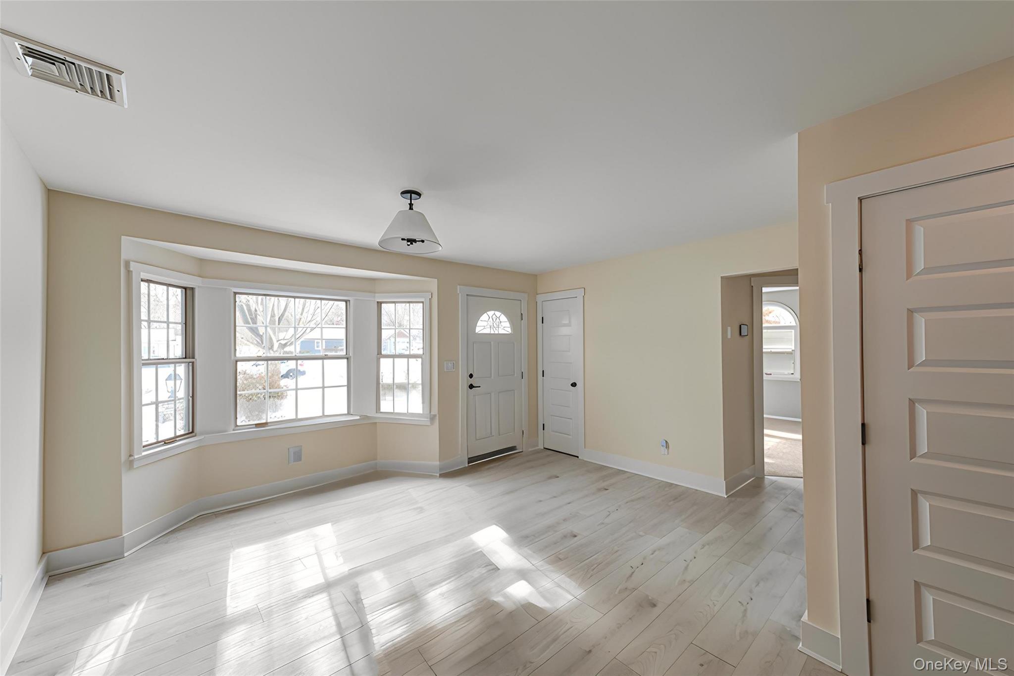 #3 photo, 5 Breslau Street, מחוז סאפוק Bay Shore , NY 11706