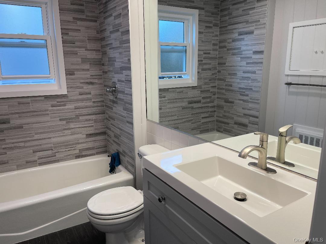 #14 photo, 17 Roosevelt Place, Island Park , NY 11558