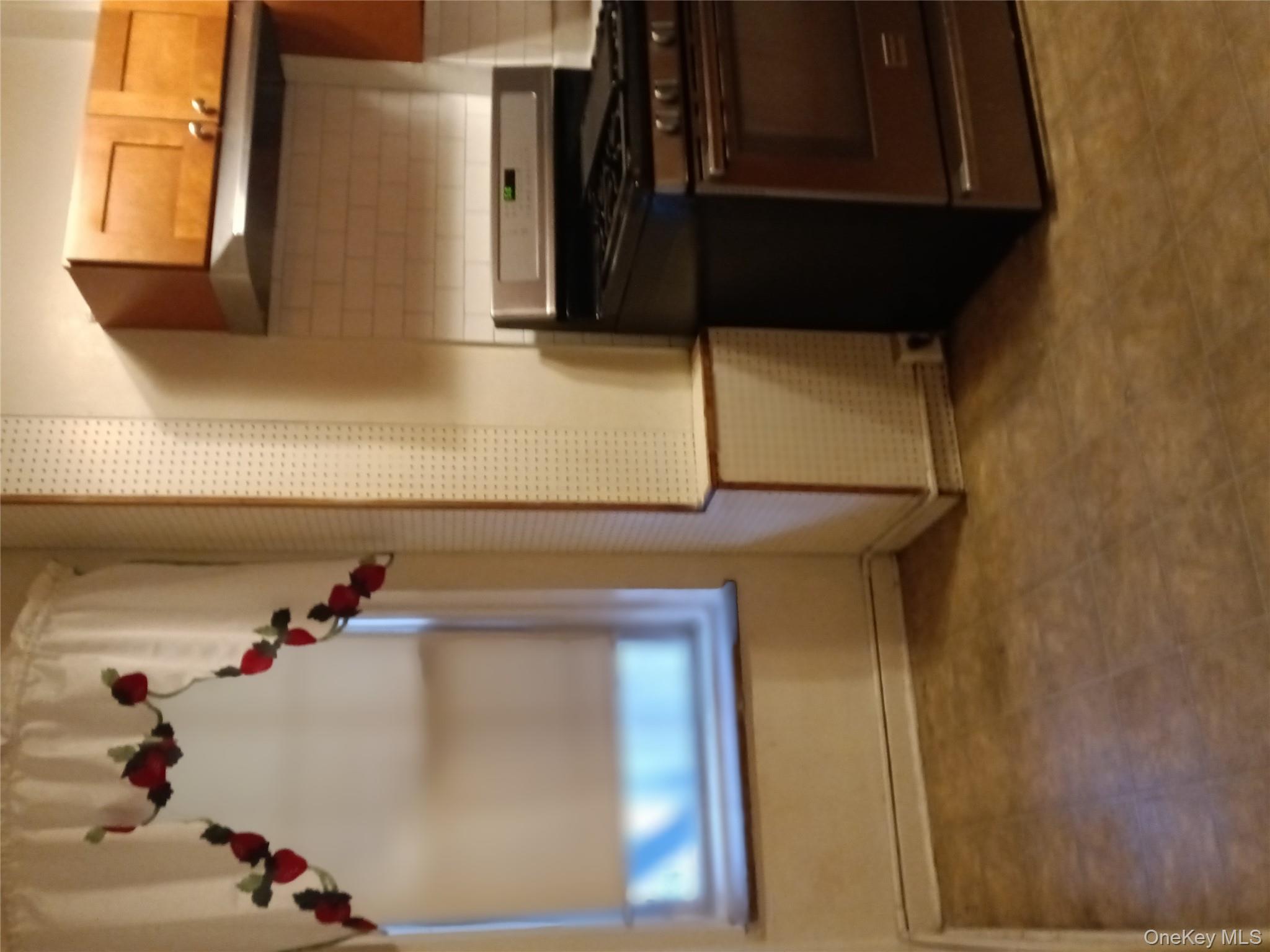 #3 photo, 30-51 Hobart Street, 皇后区 Woodside , NY 11377