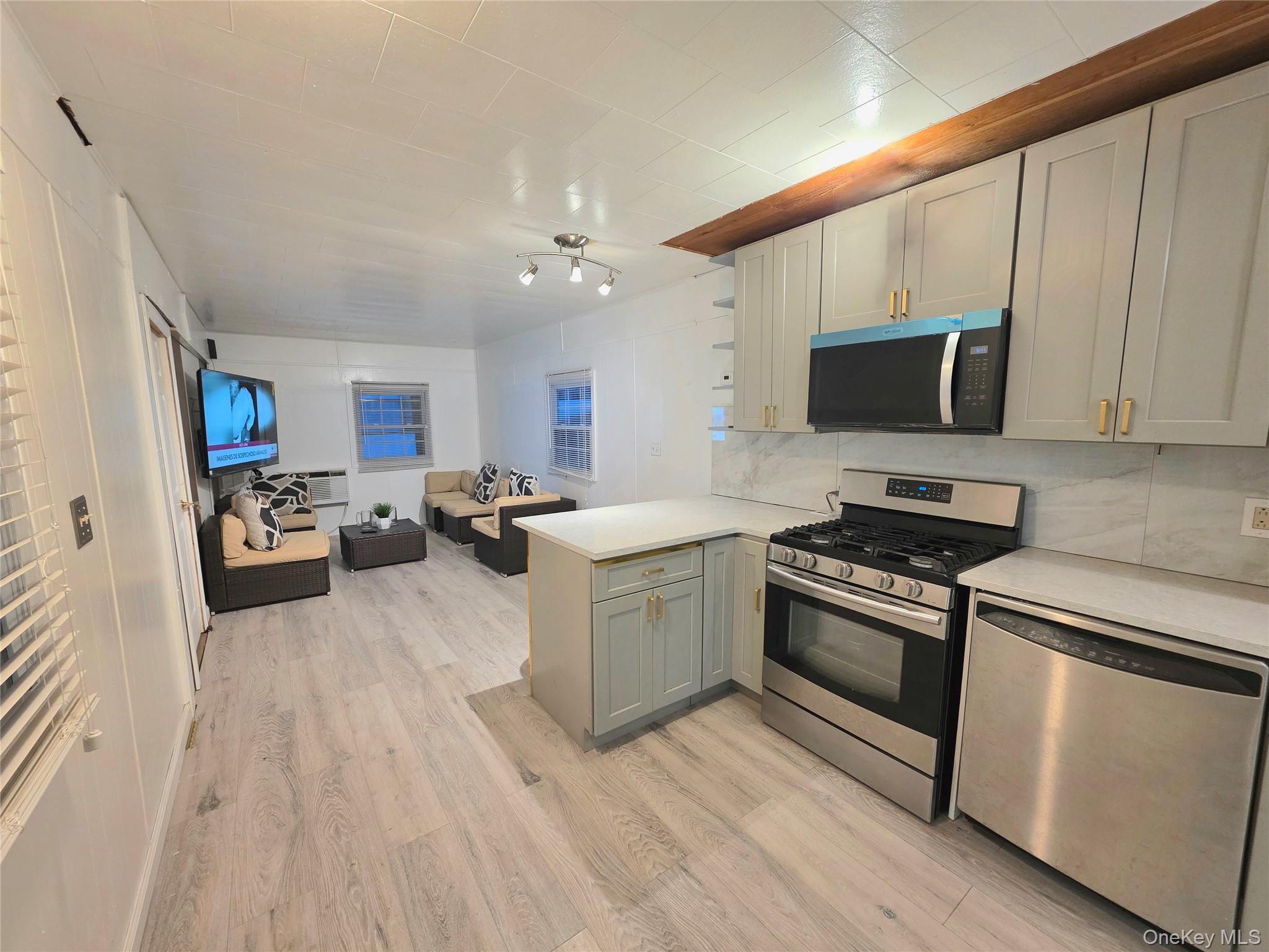 #3 photo, 525 Riverleigh Ave, Riverhead , NY 11901