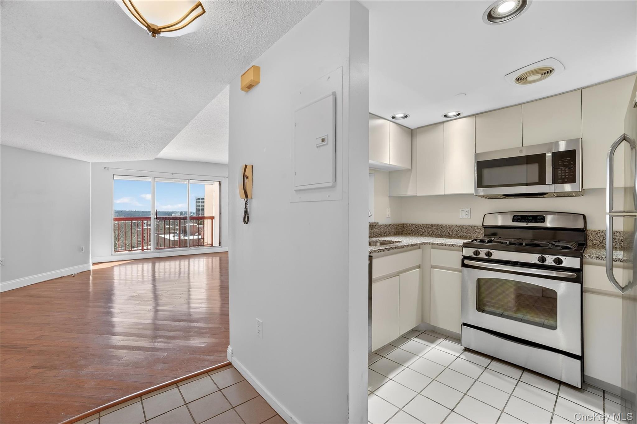 #4 photo, 10 Stewart Place, White Plains , NY 10603