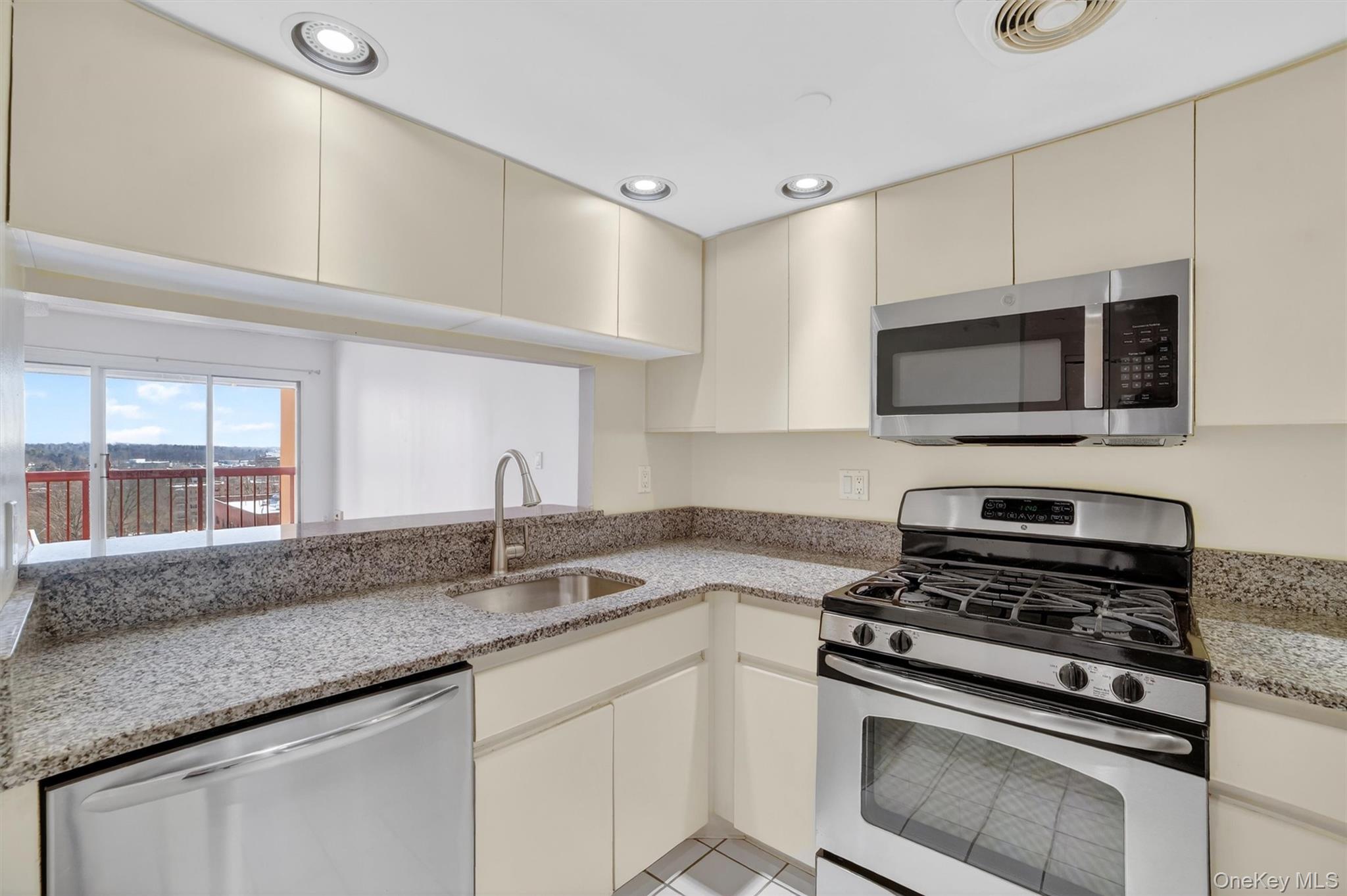 #5 photo, 10 Stewart Place, White Plains , NY 10603