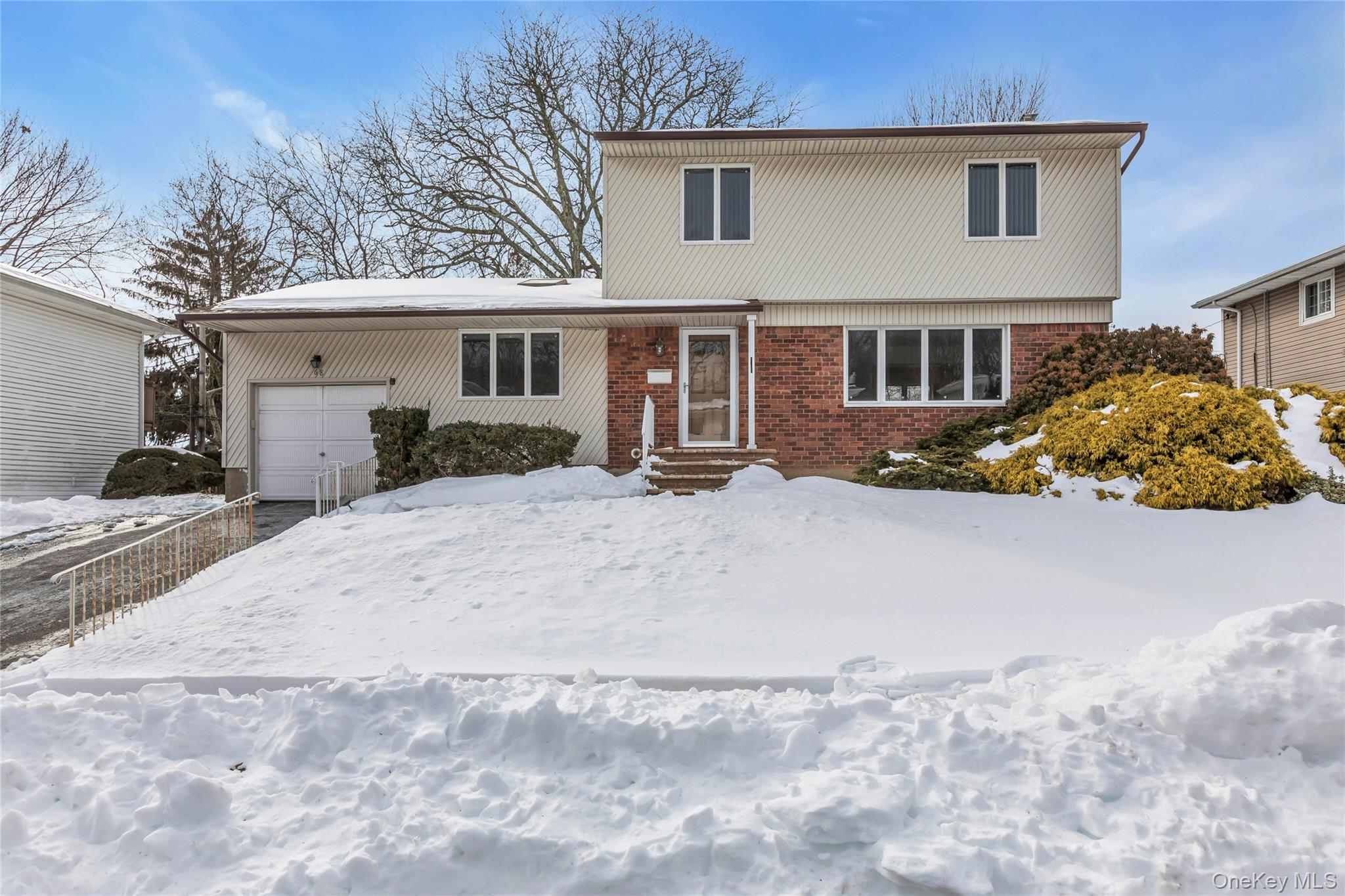 #1 photo, 68 Beaumont Drive, Нассау ‖ Plainview , NY 11803