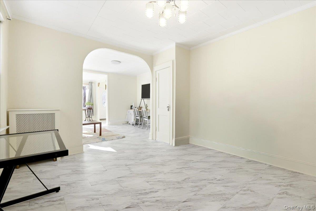 #10 photo, 69-27 Manse Street, Куинс ‖ Forest Hills , NY 11375