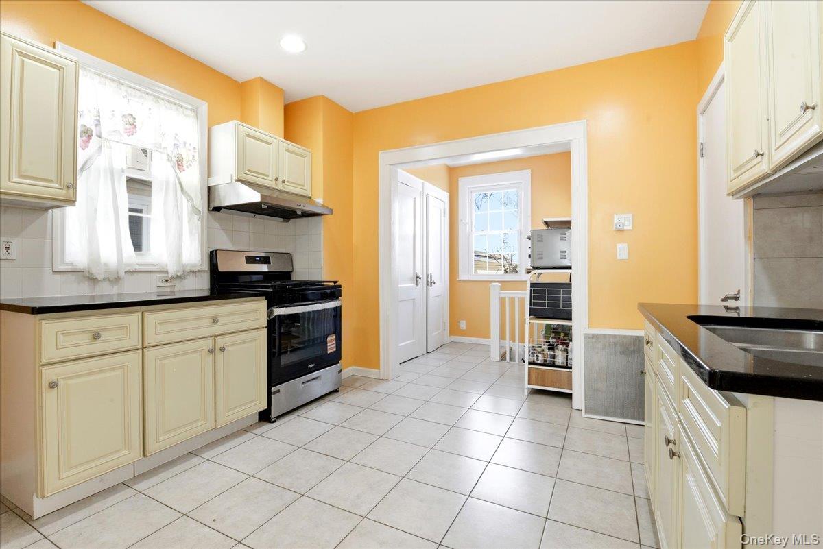 #12 photo, 69-27 Manse Street, Куинс ‖ Forest Hills , NY 11375