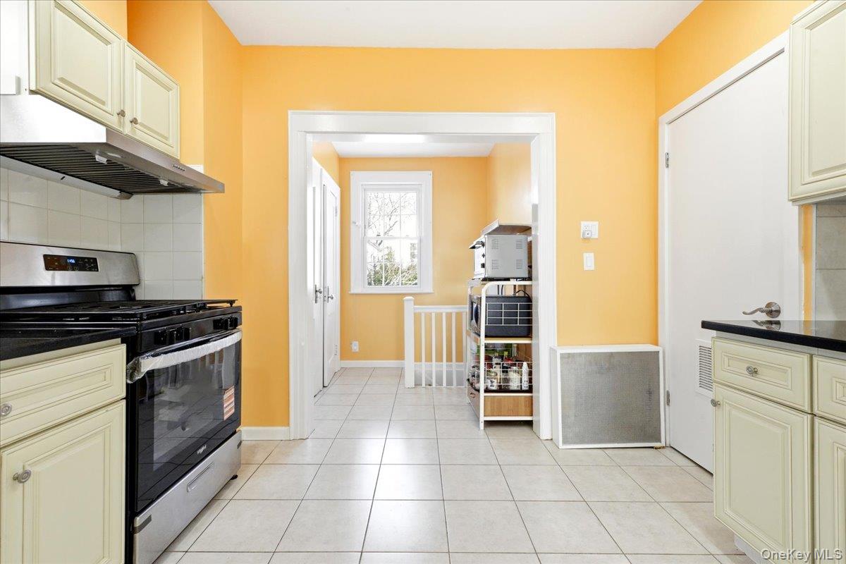 #13 photo, 69-27 Manse Street, Куинс ‖ Forest Hills , NY 11375