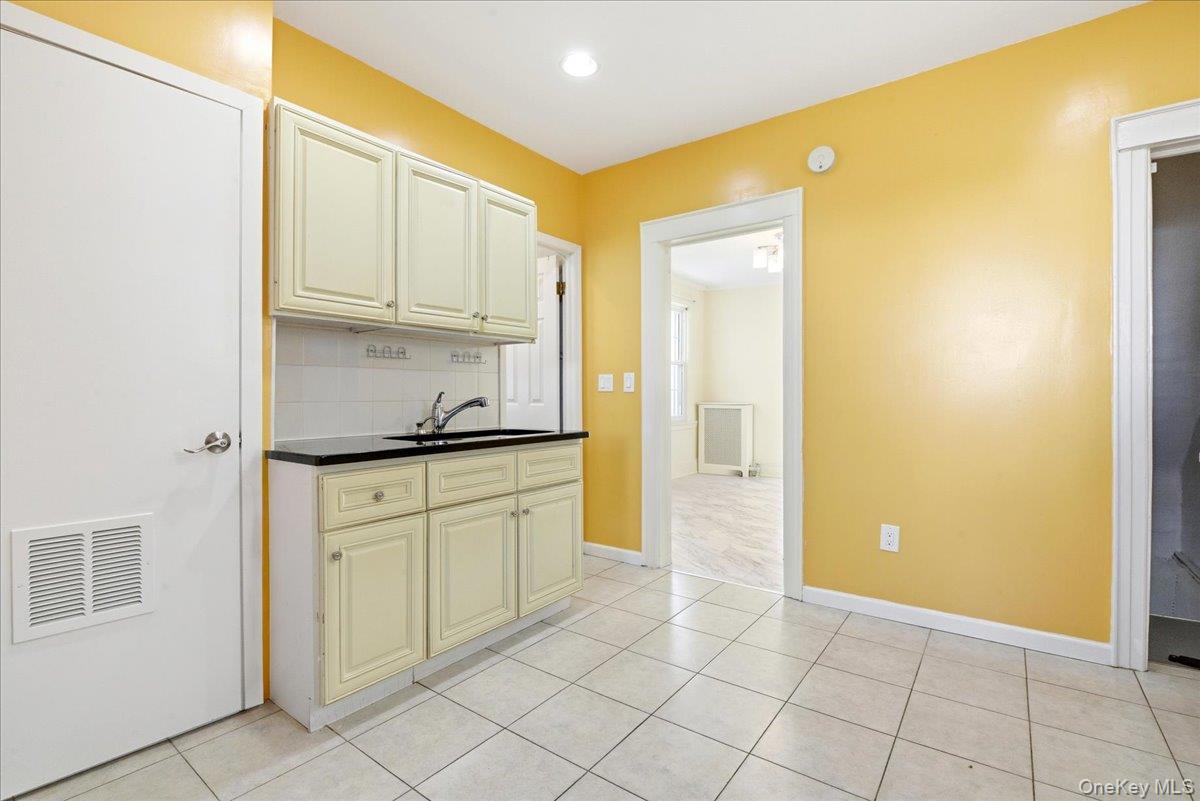 #14 photo, 69-27 Manse Street, Куинс ‖ Forest Hills , NY 11375