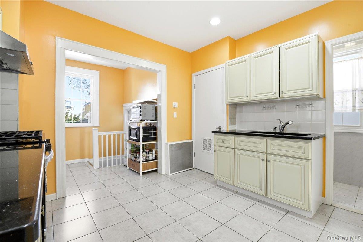 #16 photo, 69-27 Manse Street, Куинс ‖ Forest Hills , NY 11375