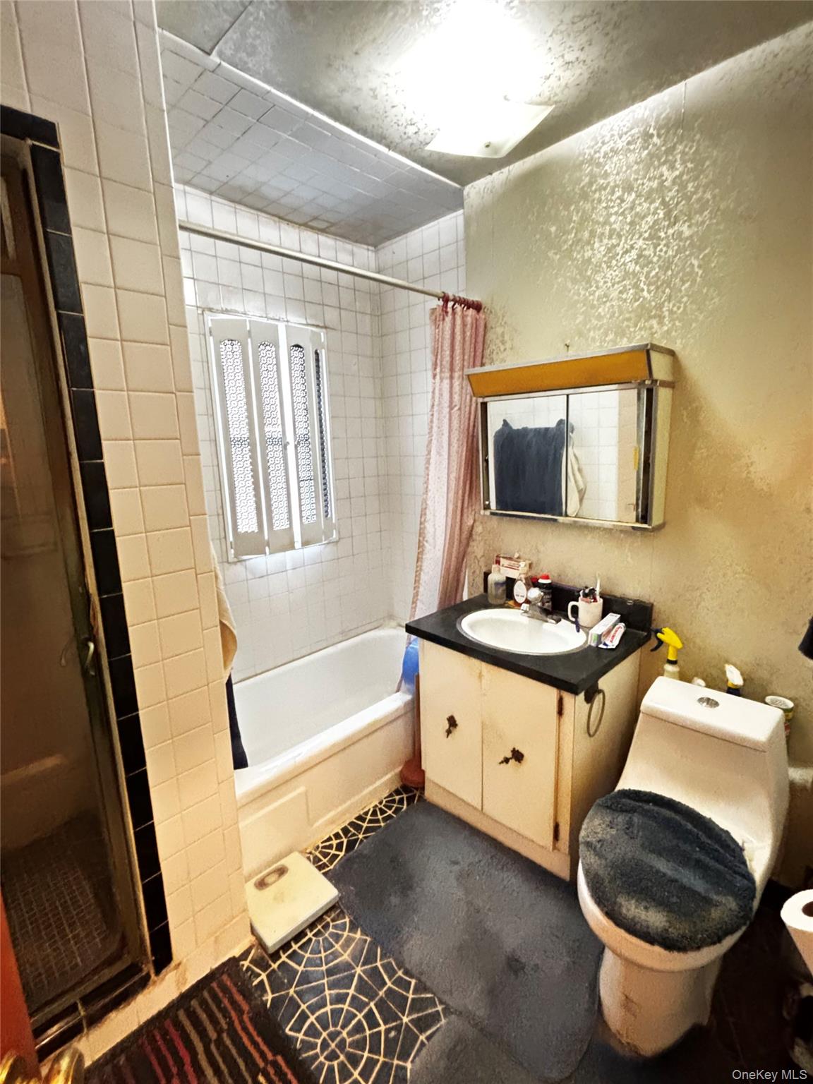 #12 photo, 85-32 68th Avenue, कुईंस Rego Park , NY 11374