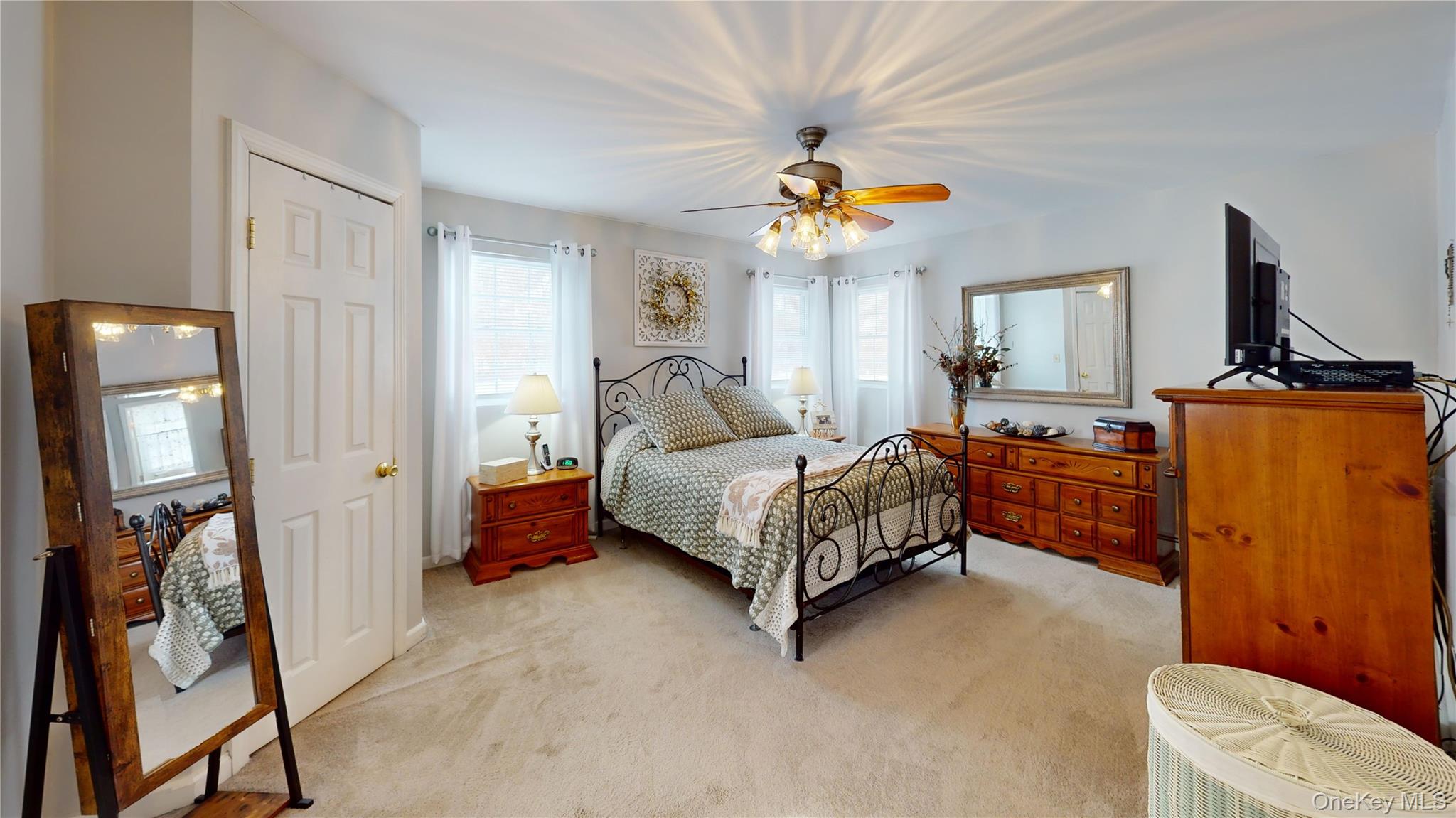 #14 photo, 214 Avenue A, Саффолк ‖ Ronkonkoma , NY 11779