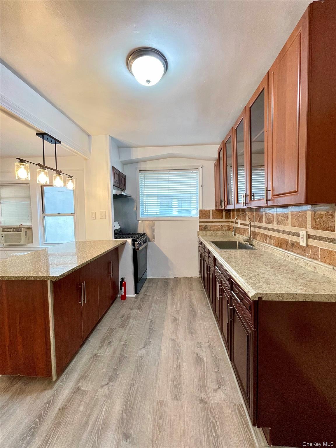 #2 photo, 6811 Alderton Street, 뉴욕퀸즈 Rego Park , NY 11374