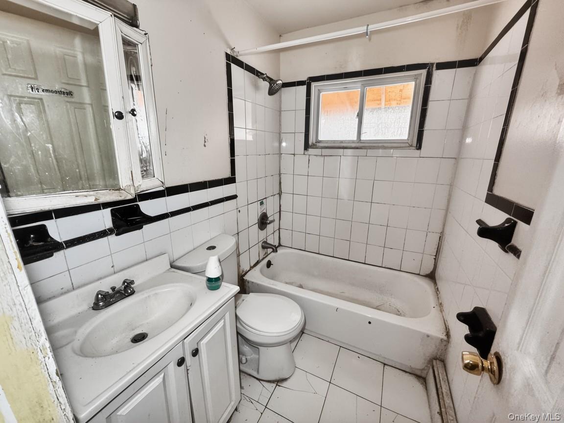 #3 photo, 108 Suffolk Avenue, מחוז סאפוק Brentwood , NY 11717