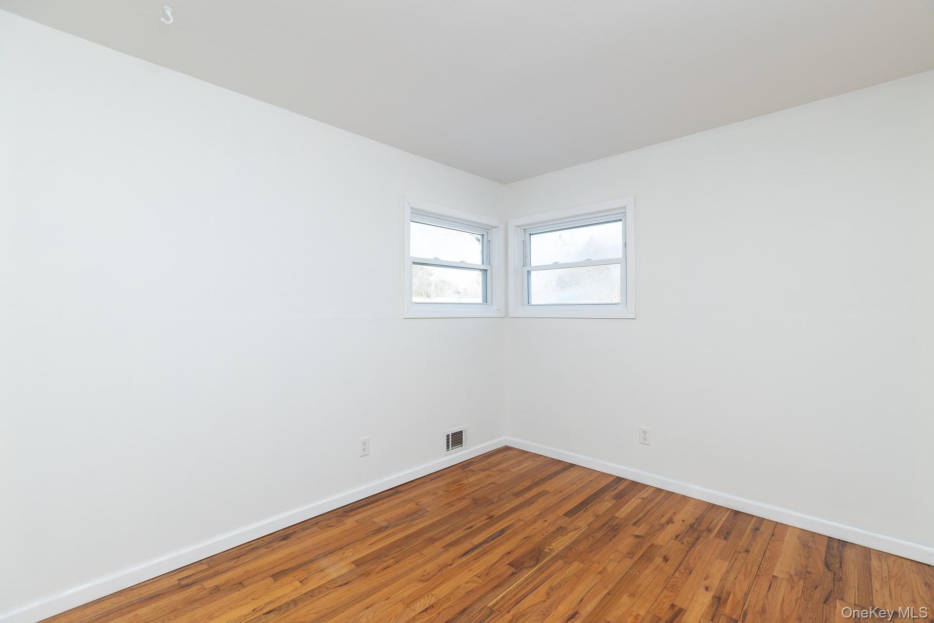 #7 photo, 3 Exeter Road, 东长岛 East Patchogue , NY 11772