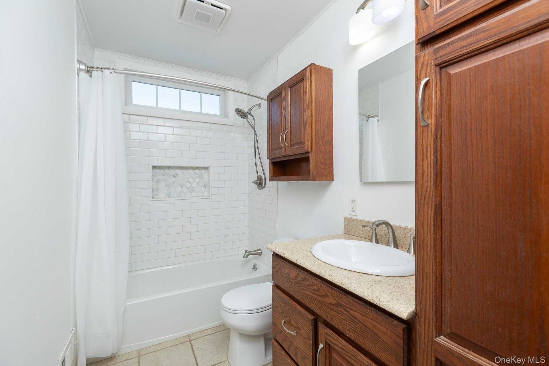 #8 photo, 3 Exeter Road, 东长岛 East Patchogue , NY 11772