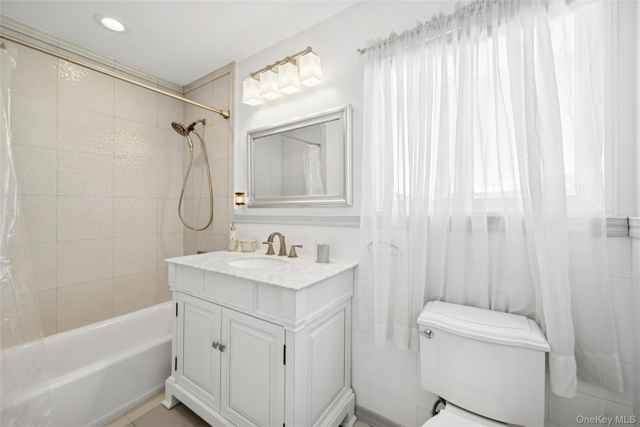 #18 photo, 130 Oakview Avenue, Farmingdale , NY 11735