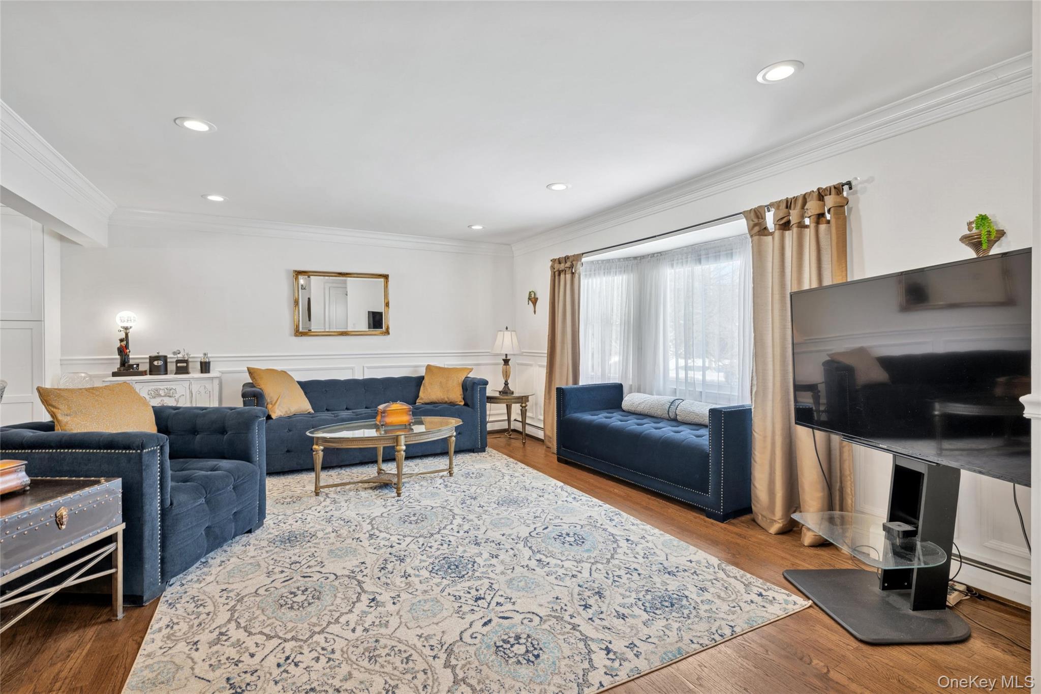 #3 photo, 130 Oakview Avenue, Farmingdale , NY 11735