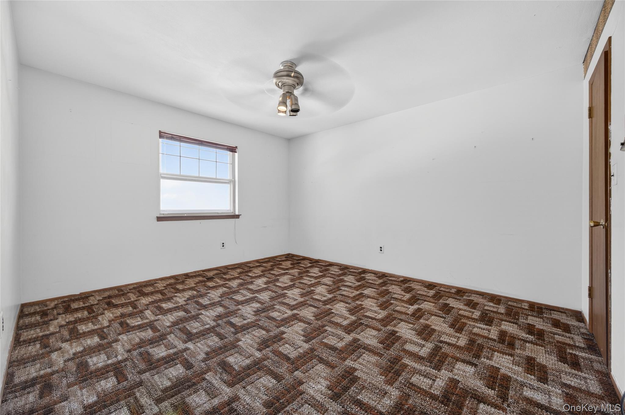 #19 photo, 61 Estate Court, Woodbury , NY 11797