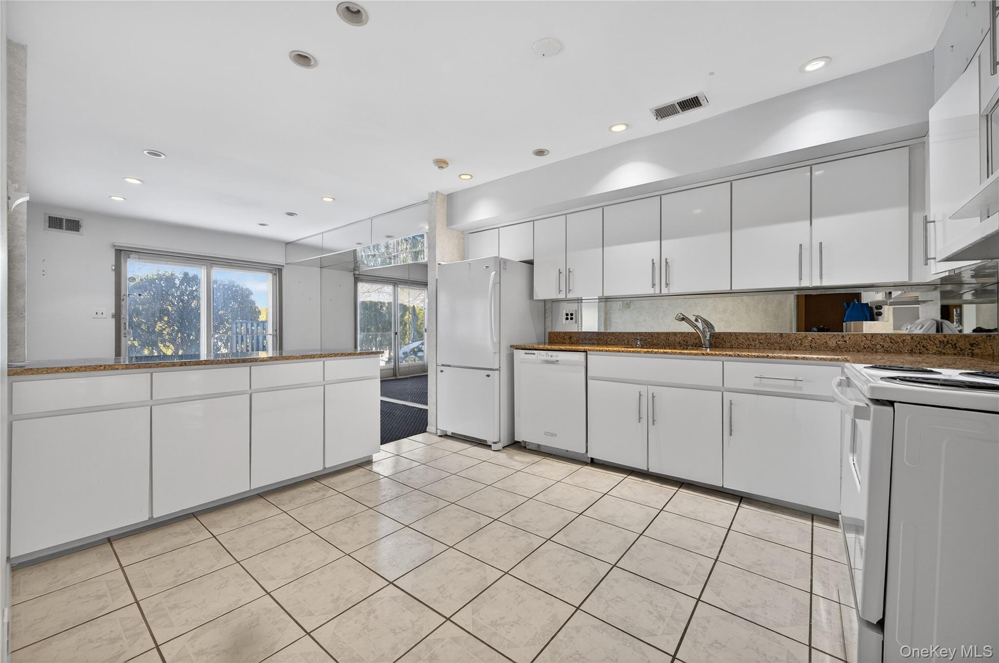 #5 photo, 61 Estate Court, Woodbury , NY 11797