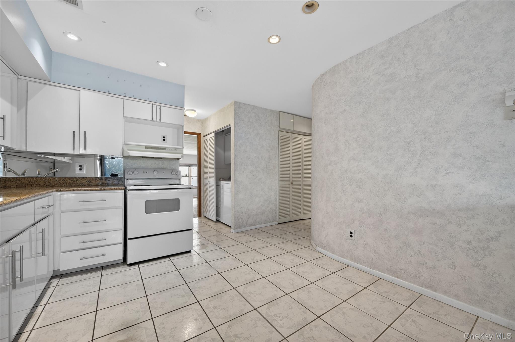 #6 photo, 61 Estate Court, Woodbury , NY 11797