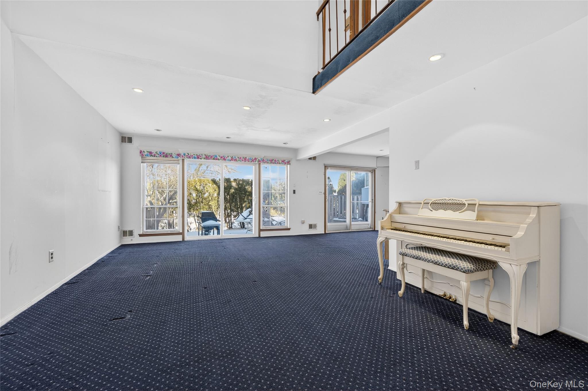 #8 photo, 61 Estate Court, Woodbury , NY 11797