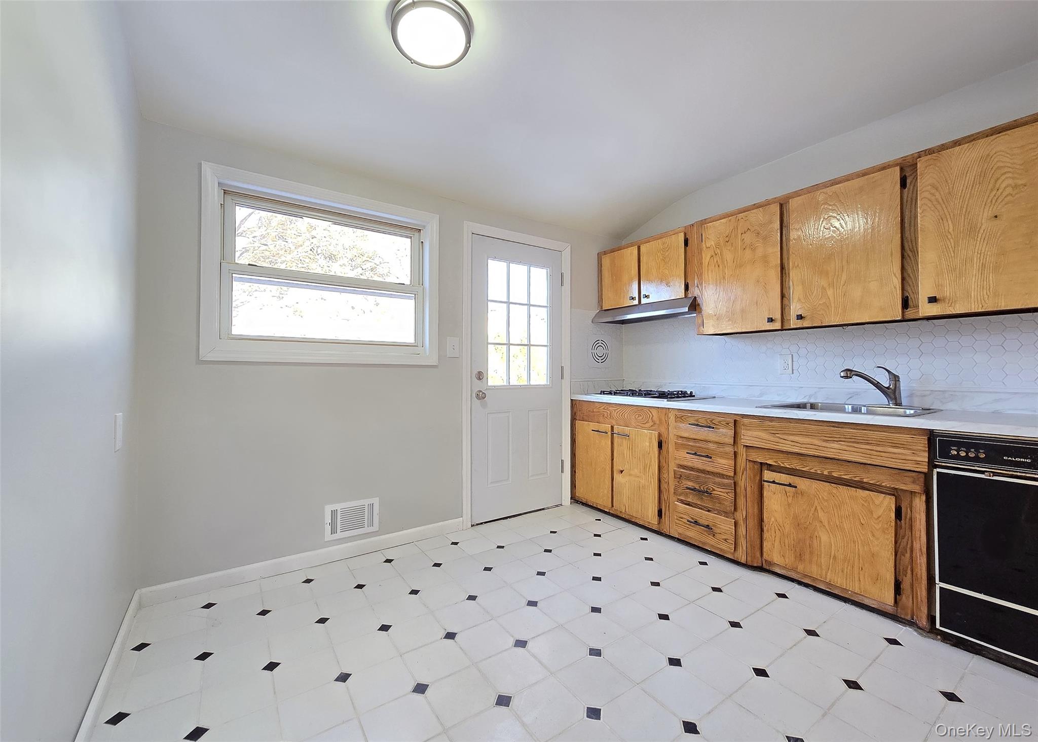 #5 photo, 19 University Drive, 롱 아일랜드 Ronkonkoma , NY 11779