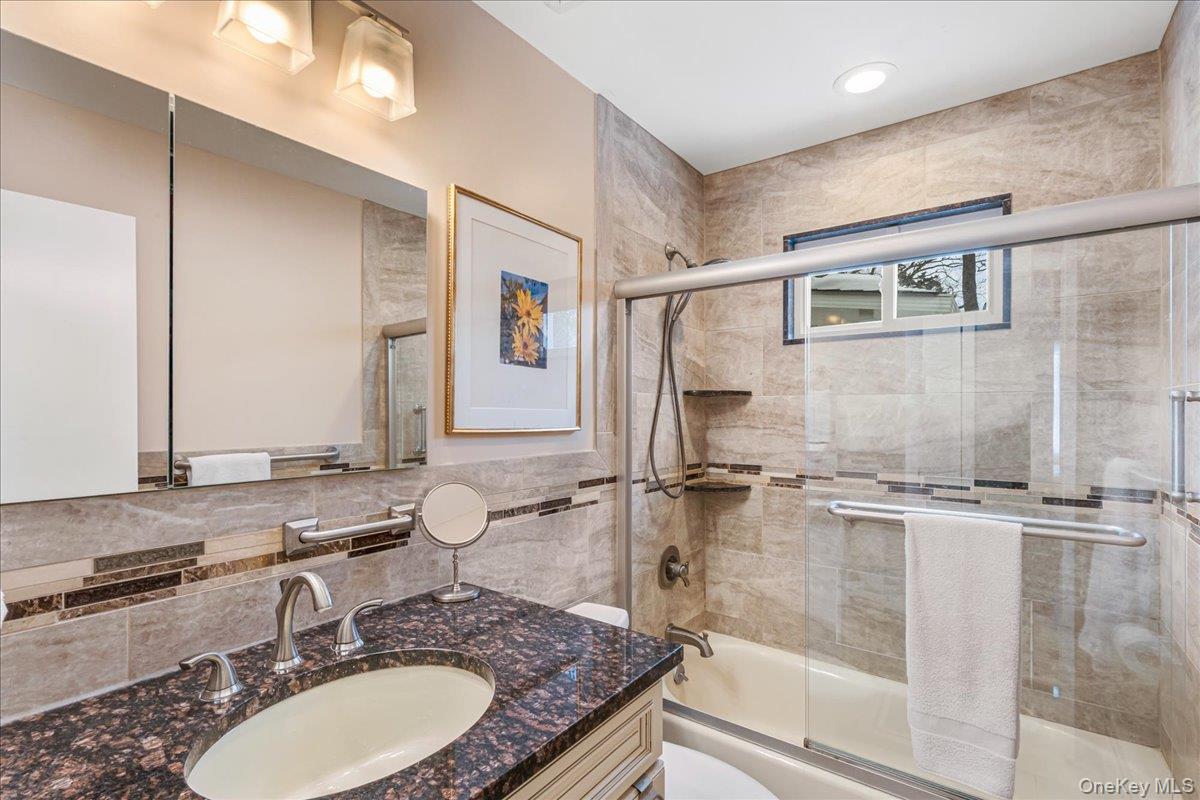 #19 photo, 18 Robert Drive, Саффолк ‖ Huntington , NY 11743