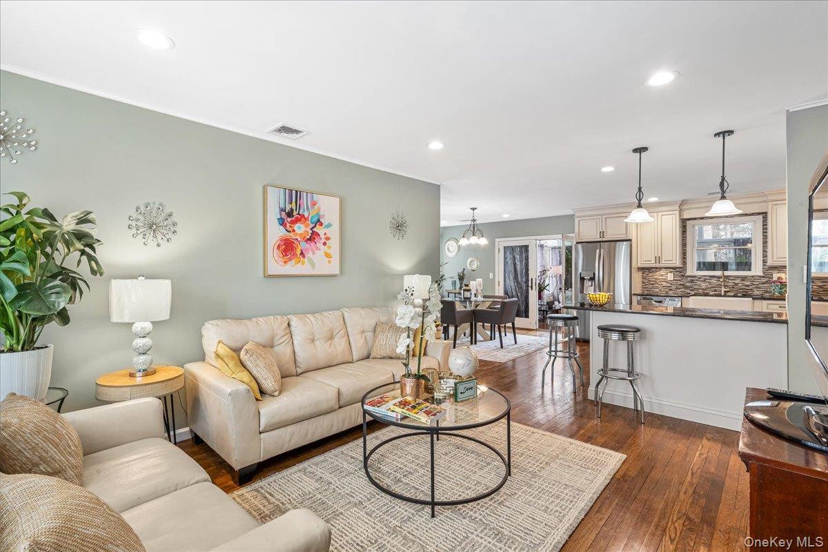 #2 photo, 18 Robert Drive, Саффолк ‖ Huntington , NY 11743