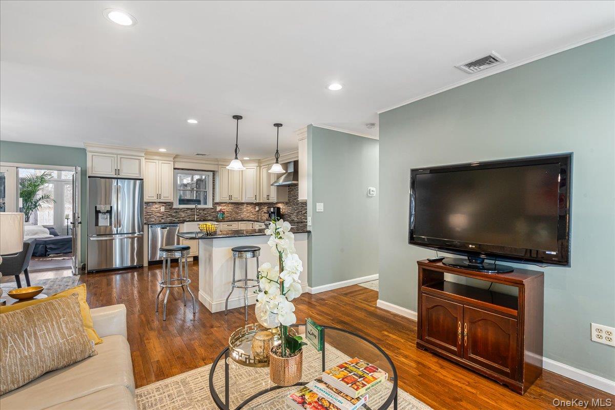 #3 photo, 18 Robert Drive, Саффолк ‖ Huntington , NY 11743