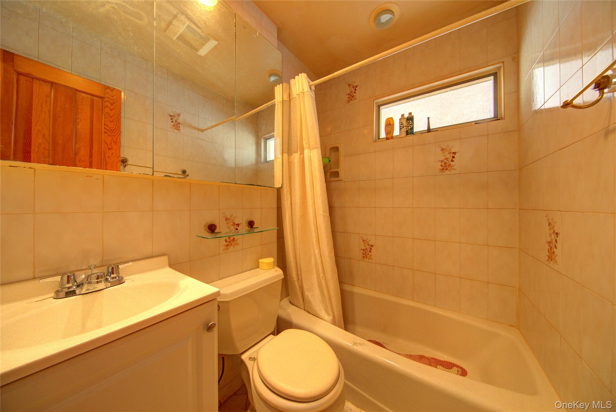 #15 photo, 984 Shelburne Drive, Franklin Square , NY 11010