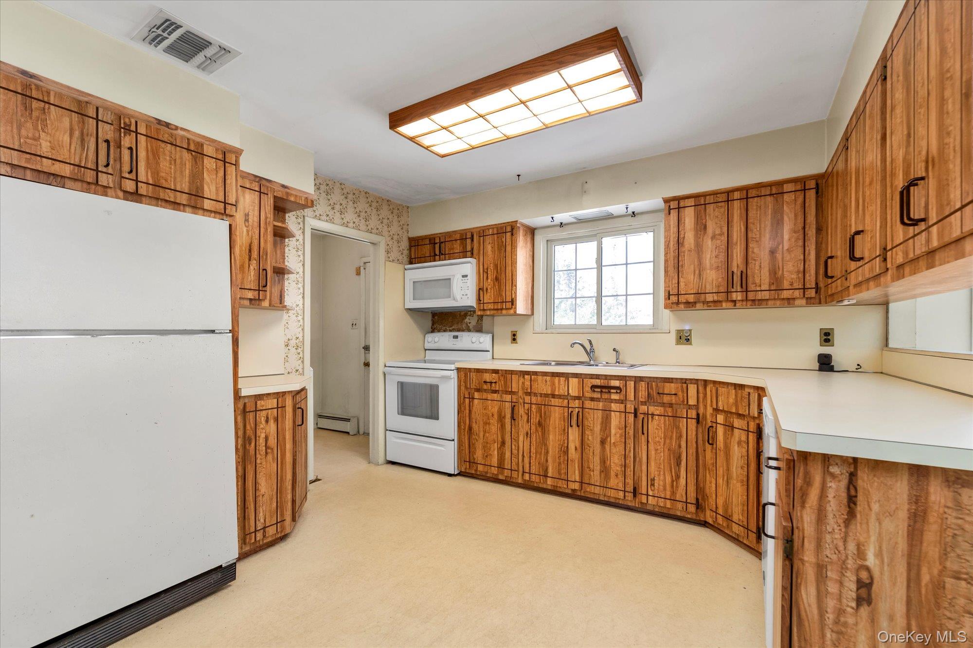 #5 photo, 65 Lone Oak Path, Smithtown , NY 11787