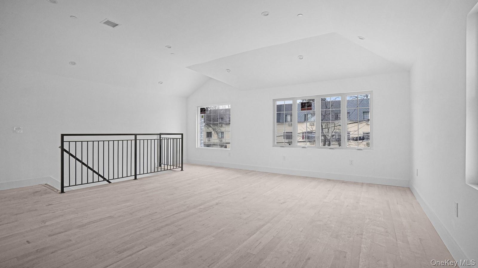 #13 photo, 342 E 234th Street, 布朗士 Bronx , NY 10470