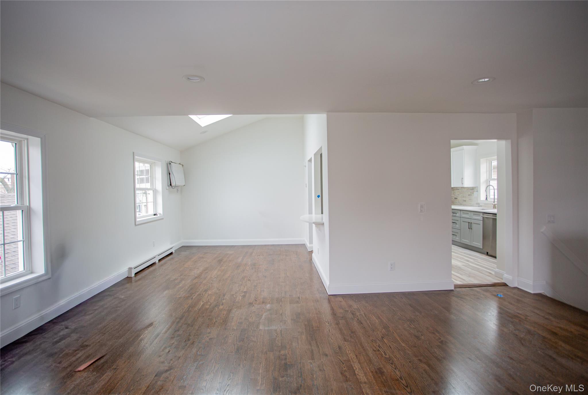 #13 photo, 451 E Pine Street, नासाउ काउंटी Long Beach , NY 11561