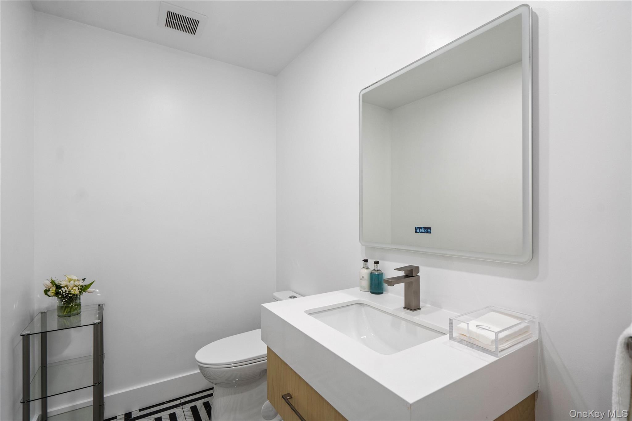 #11 photo, 16 Pony Circle, Roslyn Heights , NY 11577