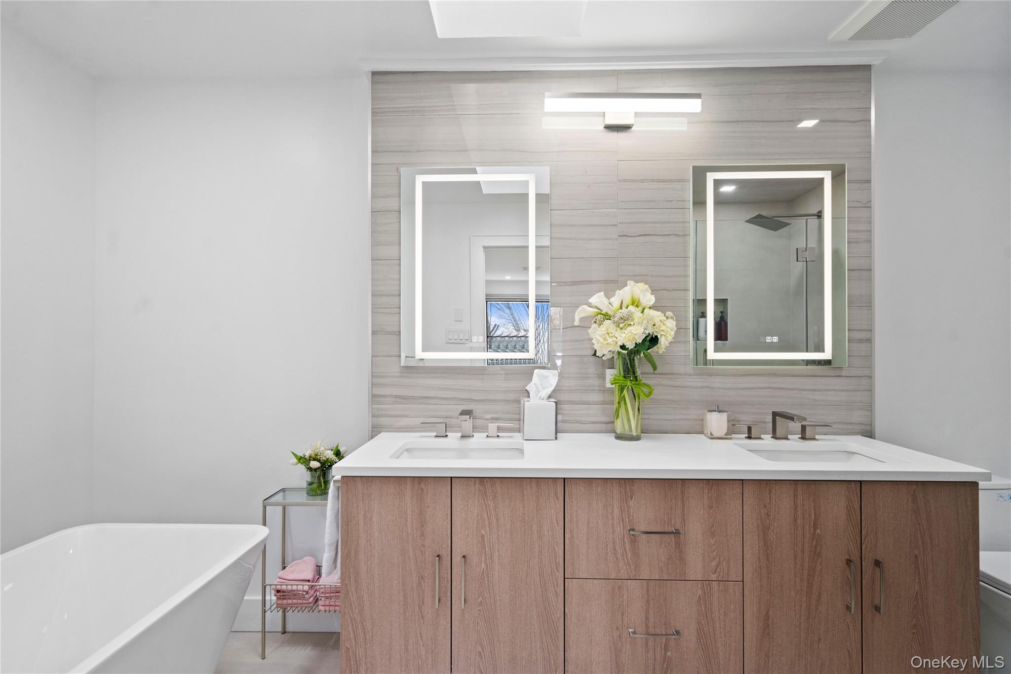 #17 photo, 16 Pony Circle, Roslyn Heights , NY 11577