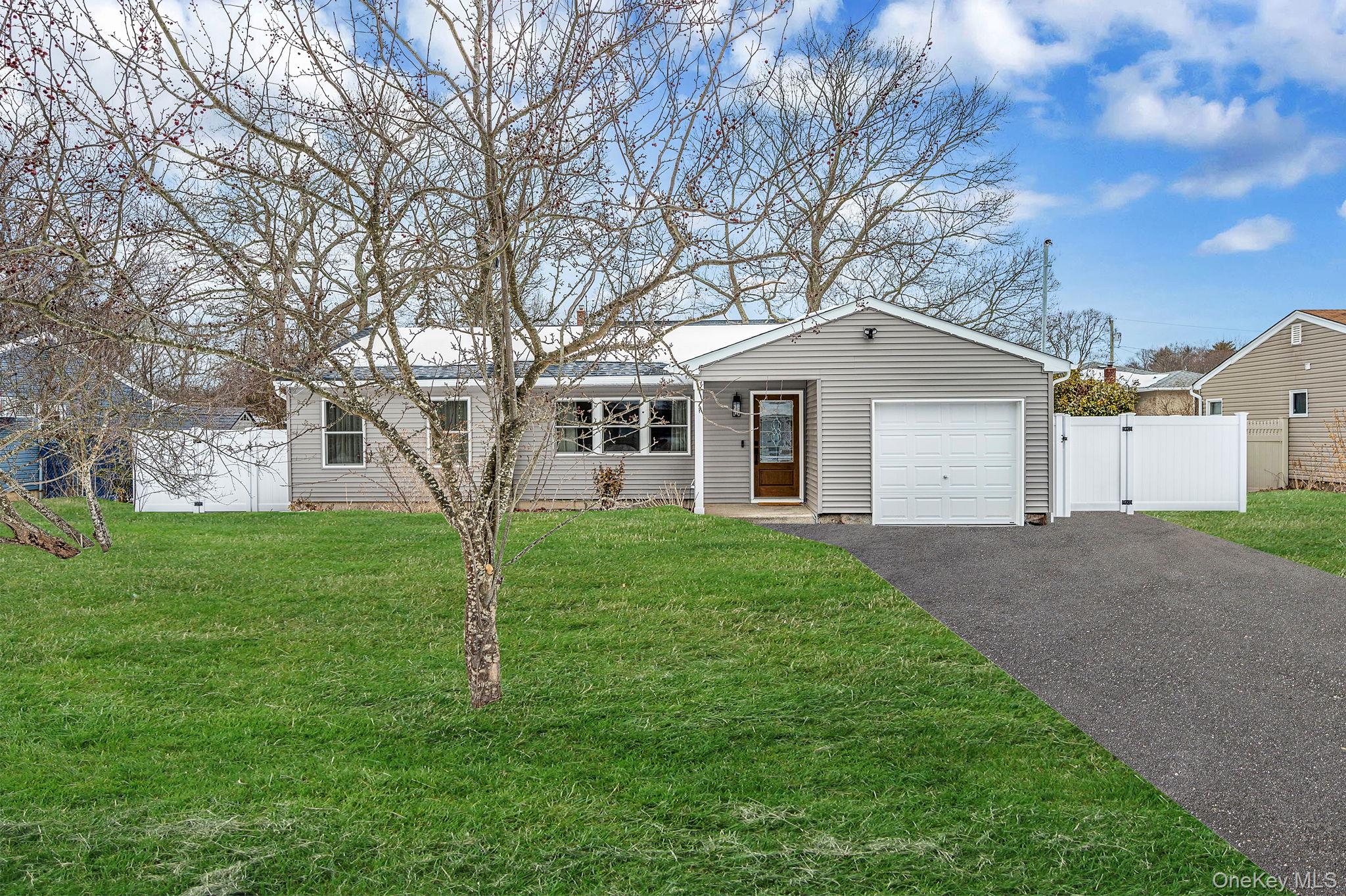 #3 photo, 33 Loughlin Drive, Shirley , NY 11967